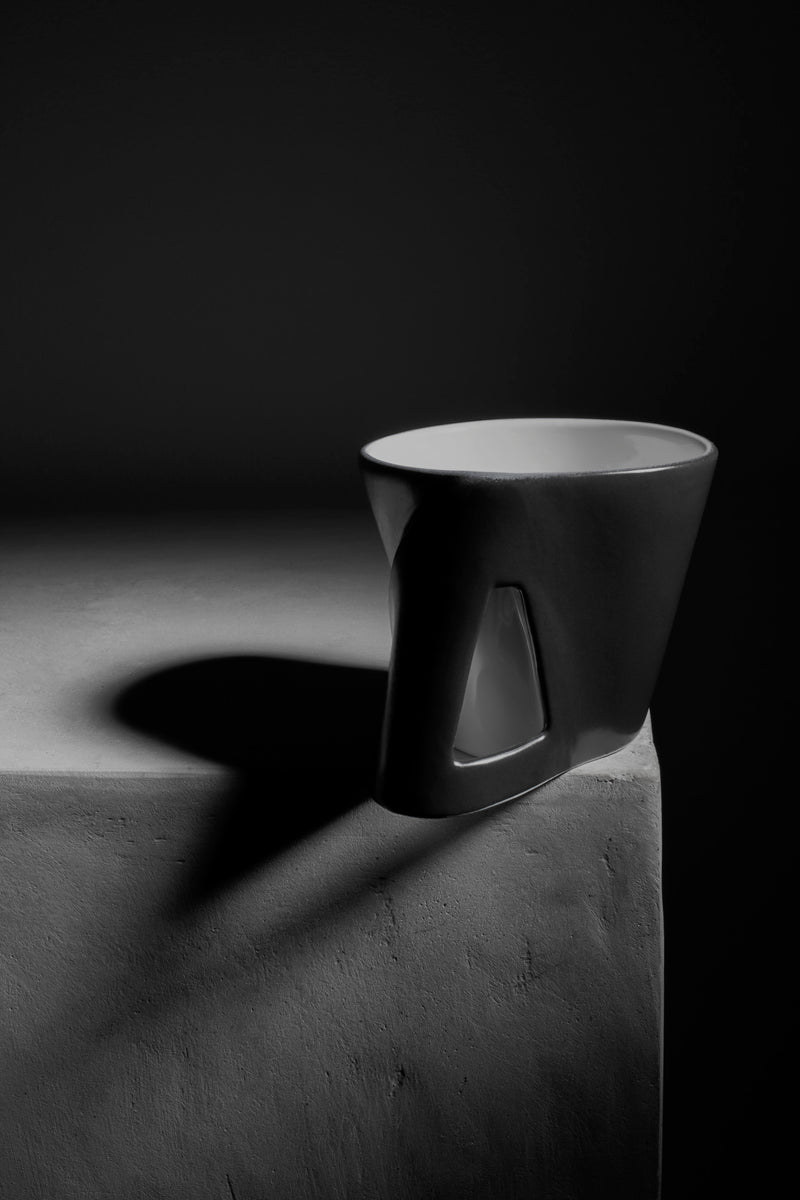 Tea Cup Set of 4 in Black Ceramic Max ID NY